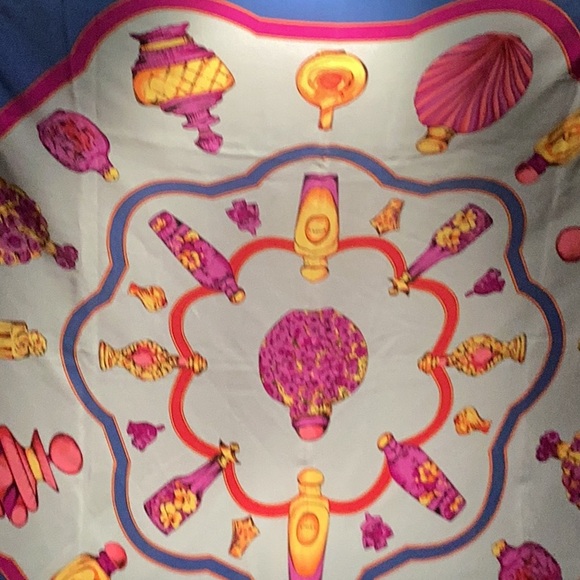 Vintage Gucci Floral Perfume Bottle Silk Scarf RARE - Picture 3 of 4